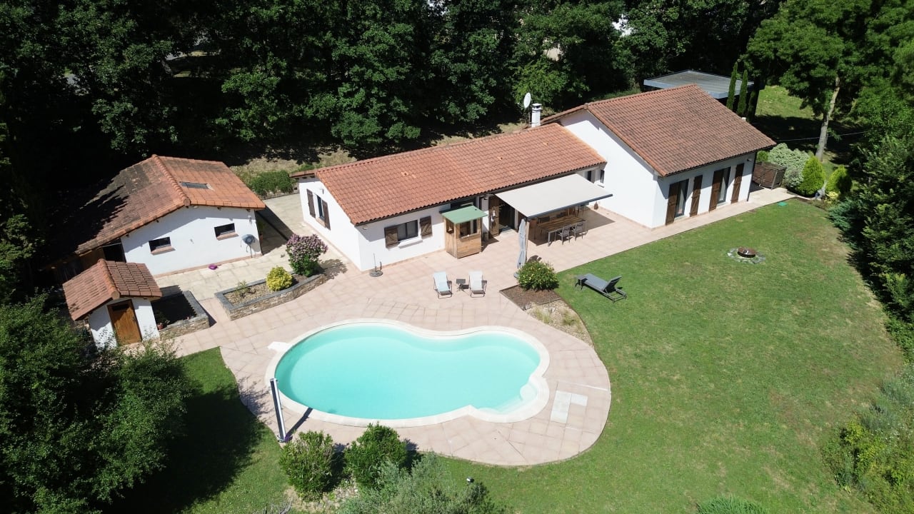 Maison avec piscine à Montaigut-sur-Save